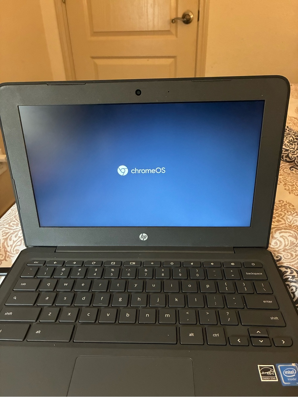 HP Black Chromebook Laptop with ChromeOS Display. Screen has no scratches.:)